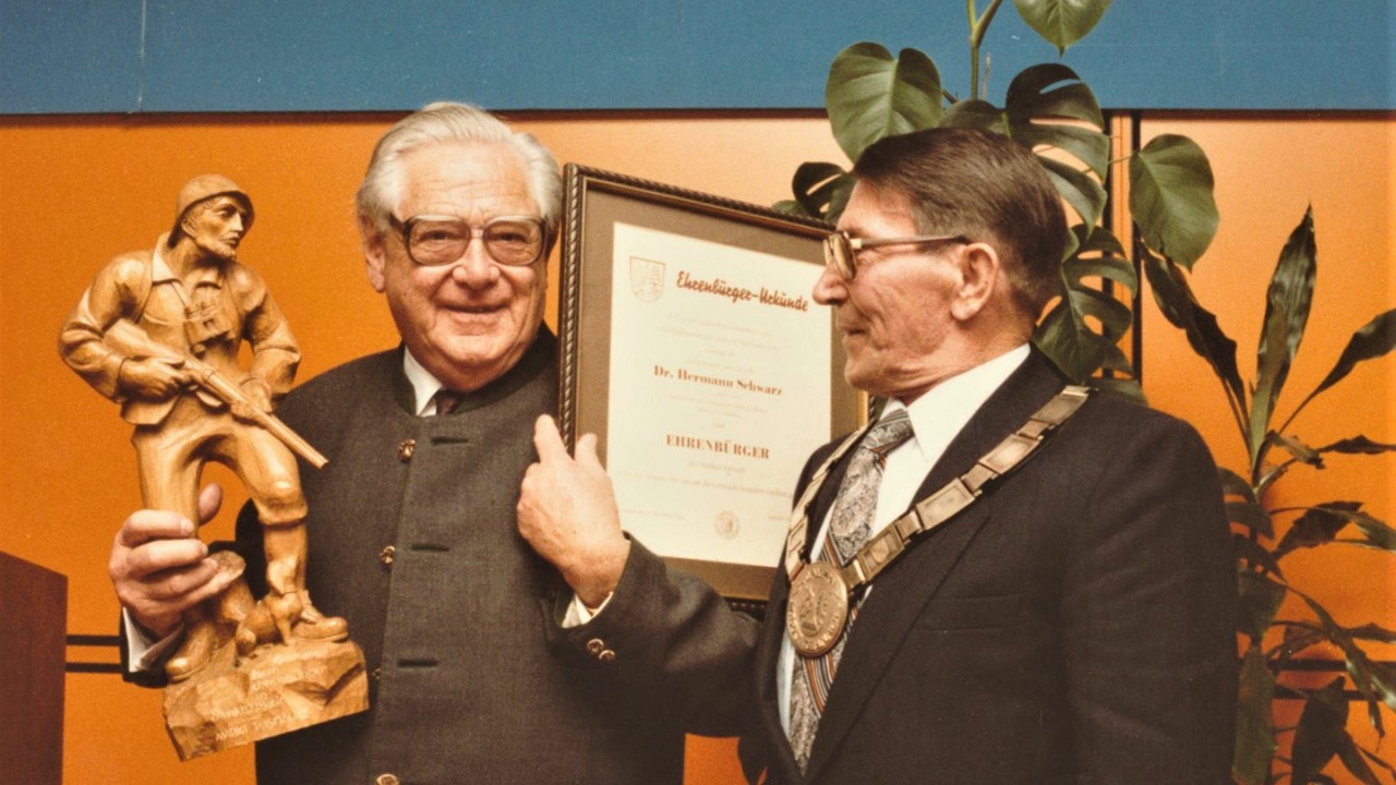 Teisnacher Ehrenbürgerschaft für Mitbegründer Dr. Hermann Schwarz.
