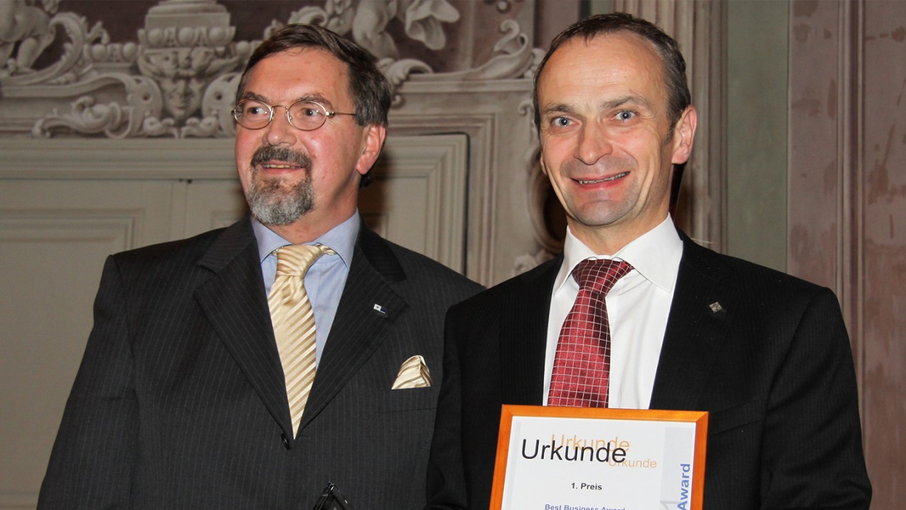 IHK-Präsident Dr. Josef Dachs mit Werkleiter Johann Kraus (v.l.).
