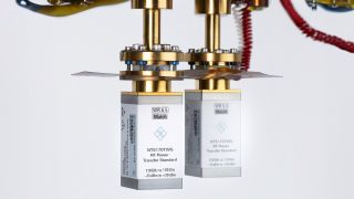 Two R&S®NTS170TWGs mounted in a microcalorimeter experimental setup for traceable calibration using the DC substitution principle. The active sensor is supplied with a high-frequency signal, while the passive sensor serves as a reference. A differential temperature measurement in the millikelvin range uses a thermopile to determine the effective power sensor efficiency. © Physikalisch-Technische Bundesanstalt