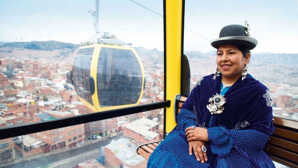 화려한 색상의 미 텔레페리코 캐빈은 라파스의 도시 전경 및 문화와 잘 어우러집니다.