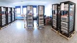Imballaggio. Prima di essere spediti in Groenlandia, i sistemi sono stati assemblati e preparati per la spedizione presso la filiale danese di Rohde & Schwarz. Imballaggio. Prima di essere spediti in Groenlandia, i sistemi sono stati assemblati e preparati per la spedizione presso la filiale danese di Rohde & Schwarz.