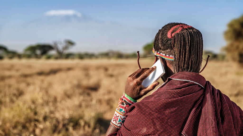 케냐의 기술 허브 역할을 수행 중인 '실리콘 사바나(Silicon Savannah)'는 아프리카 혁신의 요람입니다. 이곳에 거주하는 마사이 부족은 염소를 몰고 움막에 거주하면서 휴대전화를 사용합니다.