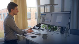 Raphel an seinem Arbeitsplatz