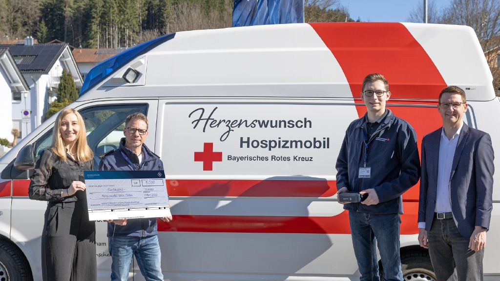 Die Spendenübergabe: (v.l.) Personalreferentin Lena Senbert, Tobias Muhr und Louis Pscheidt vom BRK Cham sowie Werkleiter Florian Bielmeier.