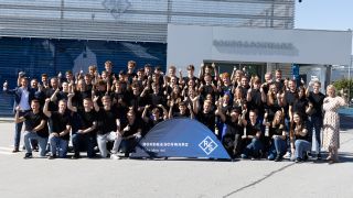 Gruppenfoto zum Ausbildungsstart mit der Werk- und Personalleitung sowie dem Ausbilderteam. 