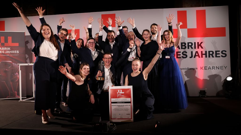 Bei der Preisverleihung freut sich das Team von Rohde & Schwarz Teisnach mit Werkleiter Florian Bielmeier (Mitte) über die Auszeichnung „Fabrik des Jahres“.