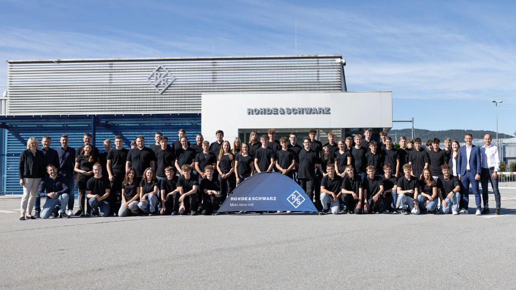 Gruppenfoto zum Ausbildungsstart mit Werk-, Personal- und Ausbildungsleitung, dem Ausbilderteam und Betriebsrat.