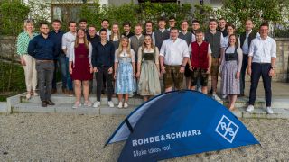 Gruppenfoto der Jungfachkräfte mit Firmenvertretern.