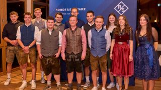 Der Start ins Berufsleben ist geglückt - Gruppenbild der Absolventinnen und Absolventen