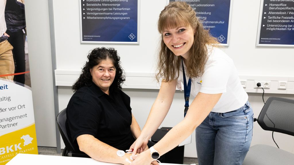 Gabriela Garhammer beim Bodyscan durch Verena Mandlmeier von der BKK Faber Castell & Partner. Gabriela Garhammer beim Bodyscan durch Verena Mandlmeier von der BKK Faber Castell & Partner.
