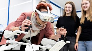 Gleichgewichtstraining am Flugsimulator.