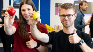Hannah Früchtl und Tobias Schreckinger beim Probieren von gesunden Snacks.