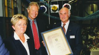 Johann Bühler (r.) bei Erhalt der Ehrenbürgerwürde mit der damaligen Bürgermeisterin Rita Röhrl und Friedrich Schwarz (v.l.).