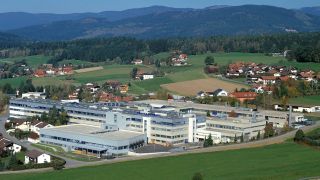 Links im Bild das Logistikzentrum.