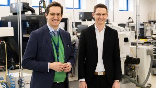 Landtagsabgeordneter Dr. Stefan Ebner mit Werkleiter Florian Bielmeier.