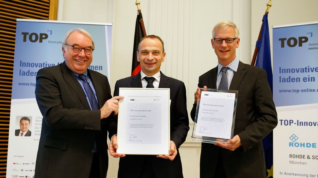 Staatssekretär Uwe Beckmeyer (v.l.) überreichte die Urkunde an Werkleiter Johann Kraus und Bereichsleiter Dr. Dirk-Eric Loebermann.