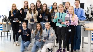 Schülerinnen im Ausbildungszentrum von Rohde & Schwarz