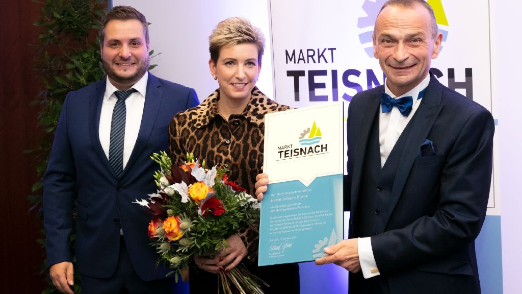 Nach Verleihung der Ehrenbürgerwürde (v.r.): Ehrenbürger Johann Kraus mit Ehefrau Petra und Bürgermeister Daniel Graßl.