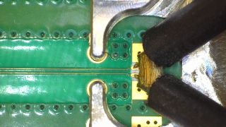 Abbildung 4: Delta‑L-4.0-Tastkopf und Testplatine von PacketMicro Abbildung 4: Delta‑L-4.0-Tastkopf und Testplatine von PacketMicro