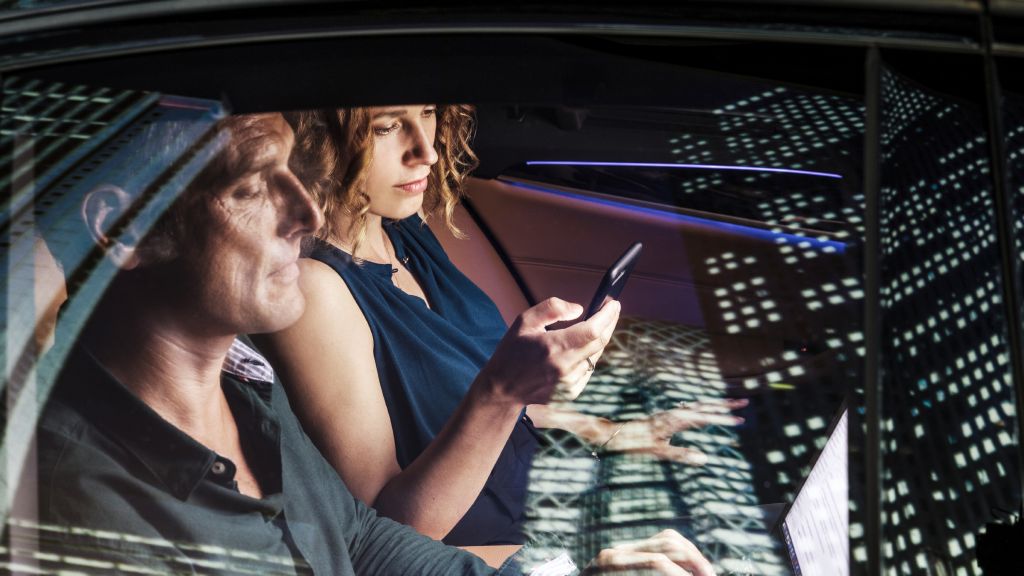 La guida connessa e automatizzata promette di migliorare la sicurezza e la comodità dei viaggi in auto.