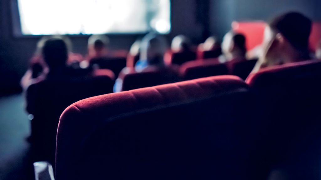 Les salles de cinéma sont des endroits qui ne sont pas entièrement vérifiables pour un alibi