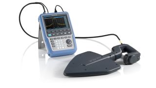干渉探索のセットアップ:R&S®Spectrum Rider FPHにR&S®HE400 指向性アンテナを接続 干渉探索のセットアップ:R&S®Spectrum Rider FPHにR&S®HE400 指向性アンテナを接続