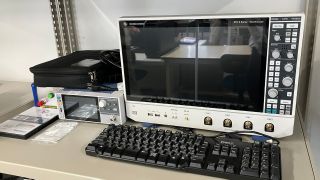 実際に利用されているR&S®RTO6オシロスコープと R&S SMCV100Bベクトル信号発生器