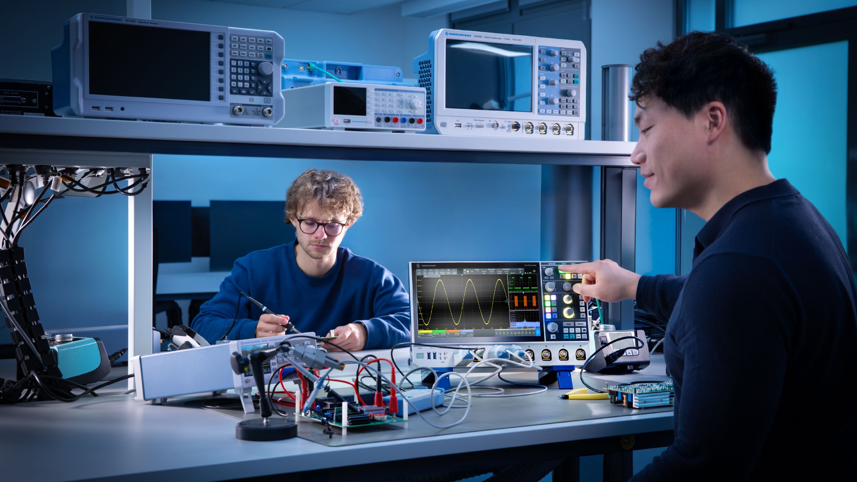 Digital multimeter vs. oscilloscope | Rohde & Schwarz