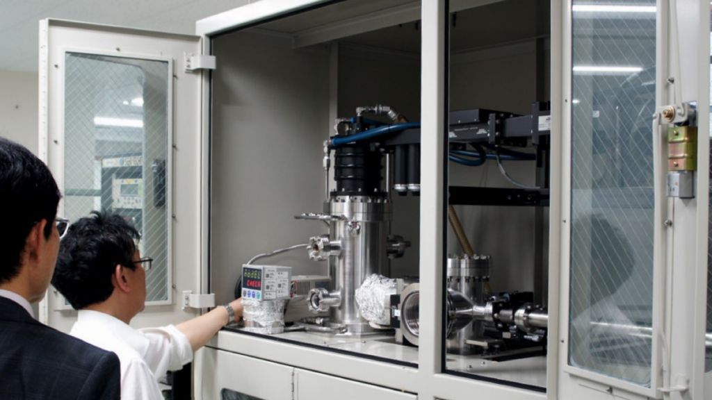 メタンガスによるダイヤモンド結晶の精製。2 インチ（約 5 cm）の結晶生成まで可能な段階にきている。 