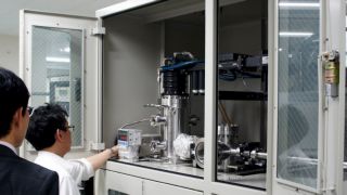 メタンガスによるダイヤモンド結晶の精製。2 インチ（約 5 cm）の結晶生成まで可能な段階にきている。 