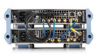 Соединения между R&S®SGS100A и R&S®SGU100A.