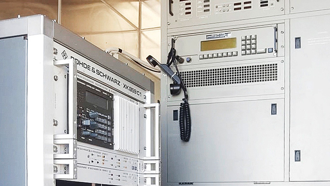 After 30 years, just as reliable as on the first day: the 1 kW R&S®XK859C1 transceiver at the Mario Zucchelli Research Station.