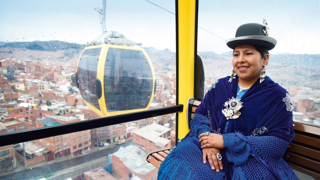 As cabines coloridas do Mi Teleférico combinam com a cidade e a cultura de La Paz.