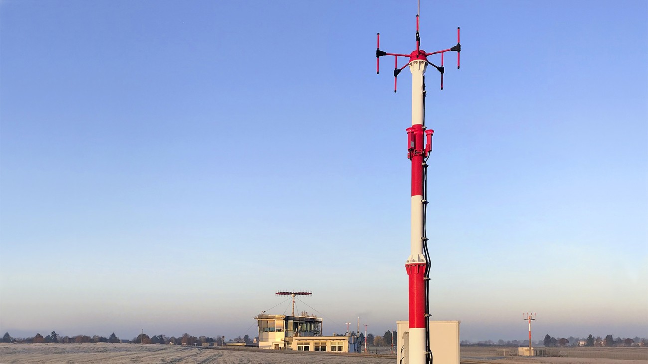 Rohde & Schwarz direction finding systems provides valuable information for safe air traffic control. Rohde & Schwarz direction finding systems provides valuable information for safe air traffic control.