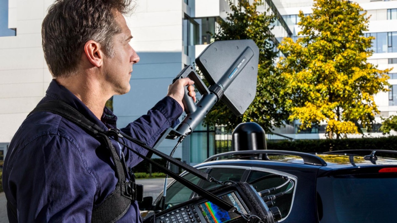 Locating sources of interference automatically and fast, with the RS®MNT100 interference locator. Locating sources of interference automatically and fast, with the RS®MNT100 interference locator.